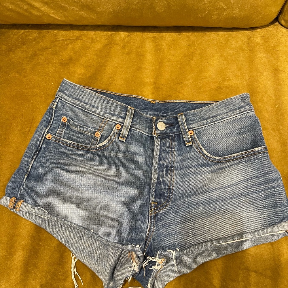 Levi’s wedgie shorts - size 25